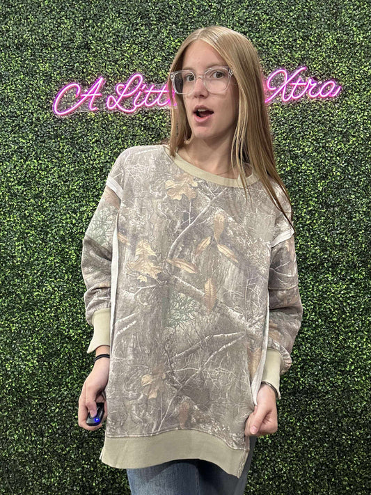 EXPOSED SEAM CAMO SWEATSHIRT