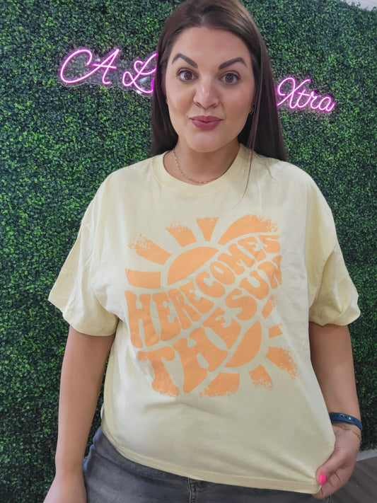 HERE COMES THE SUN GRAPHIC TEE