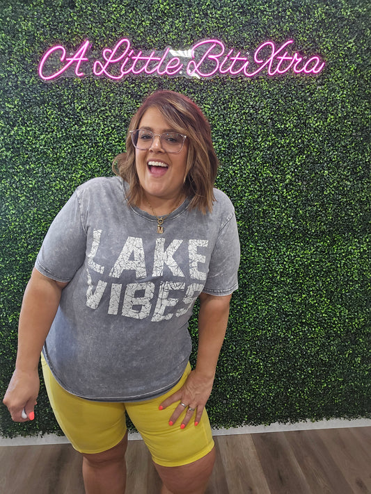 LAKE VIBES GRAPHIC TEE