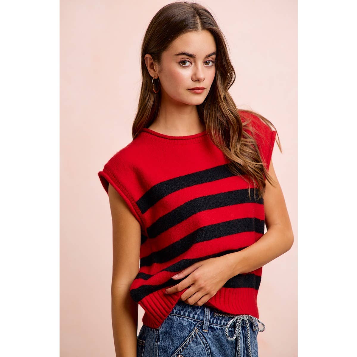 STRIPED SLEEVELESS KNIT TOP: RED/BLACK / S