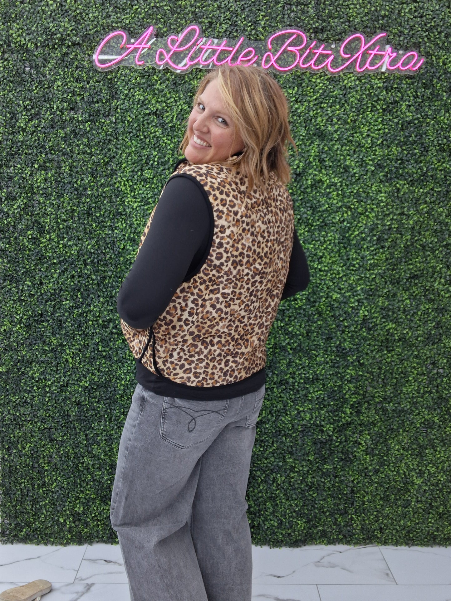 LEOPARD PRINT QUILTED VEST: LEOPARD/BLACK