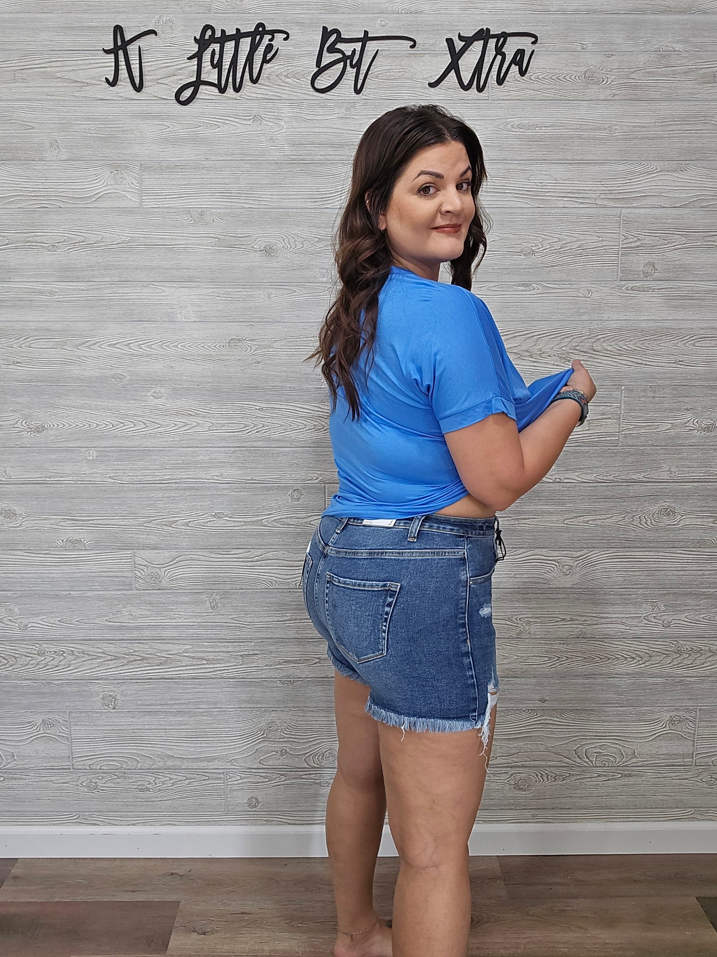 Z DARK WASH DISTRESSED HEM DENIM SHORTS