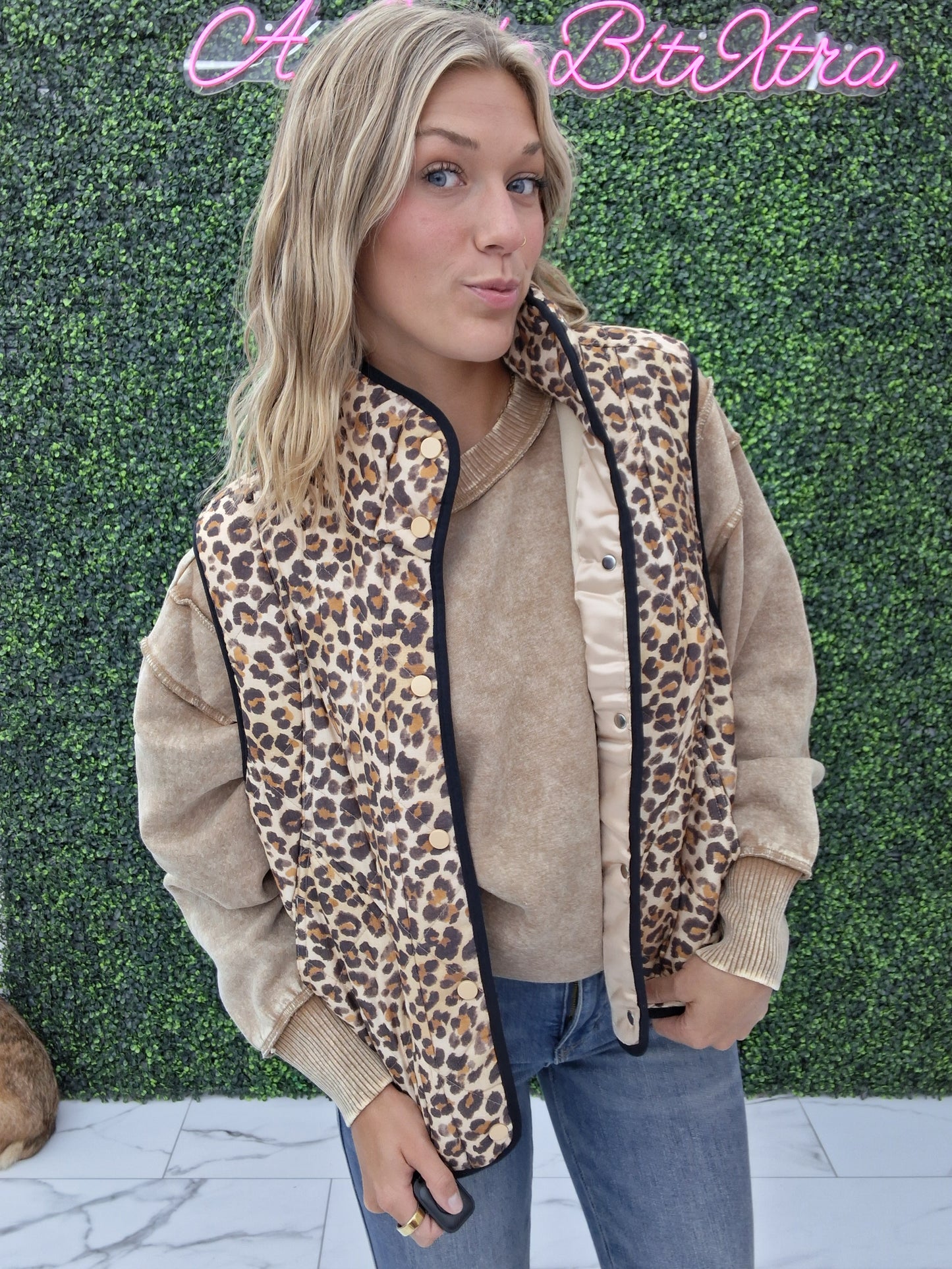 LEOPARD PRINT QUILTED VEST: LEOPARD/BLACK