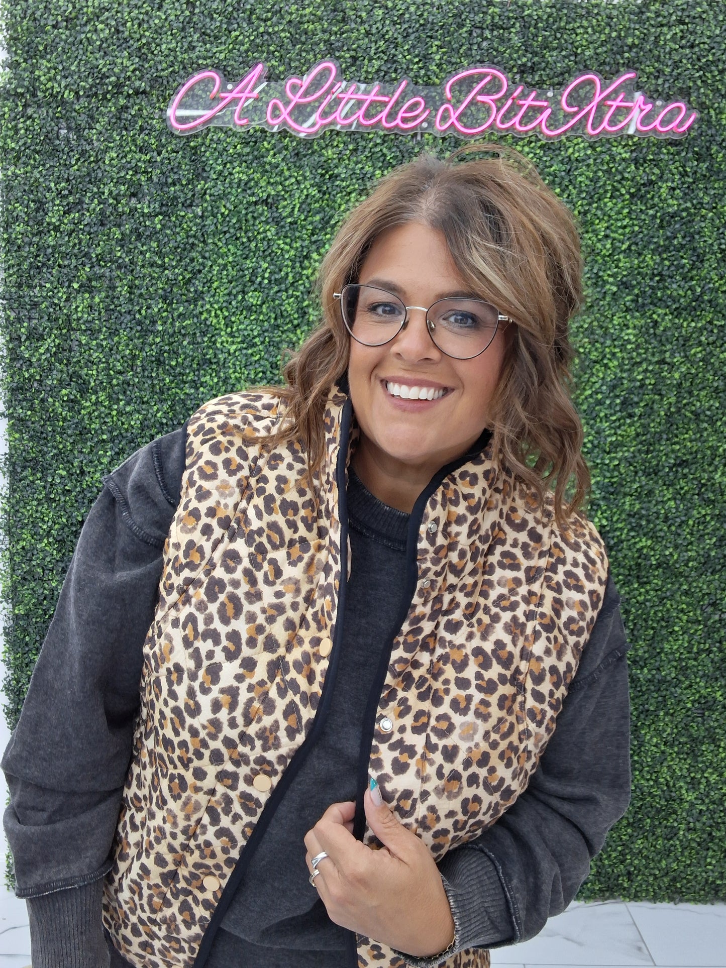 LEOPARD PRINT QUILTED VEST: LEOPARD/BLACK
