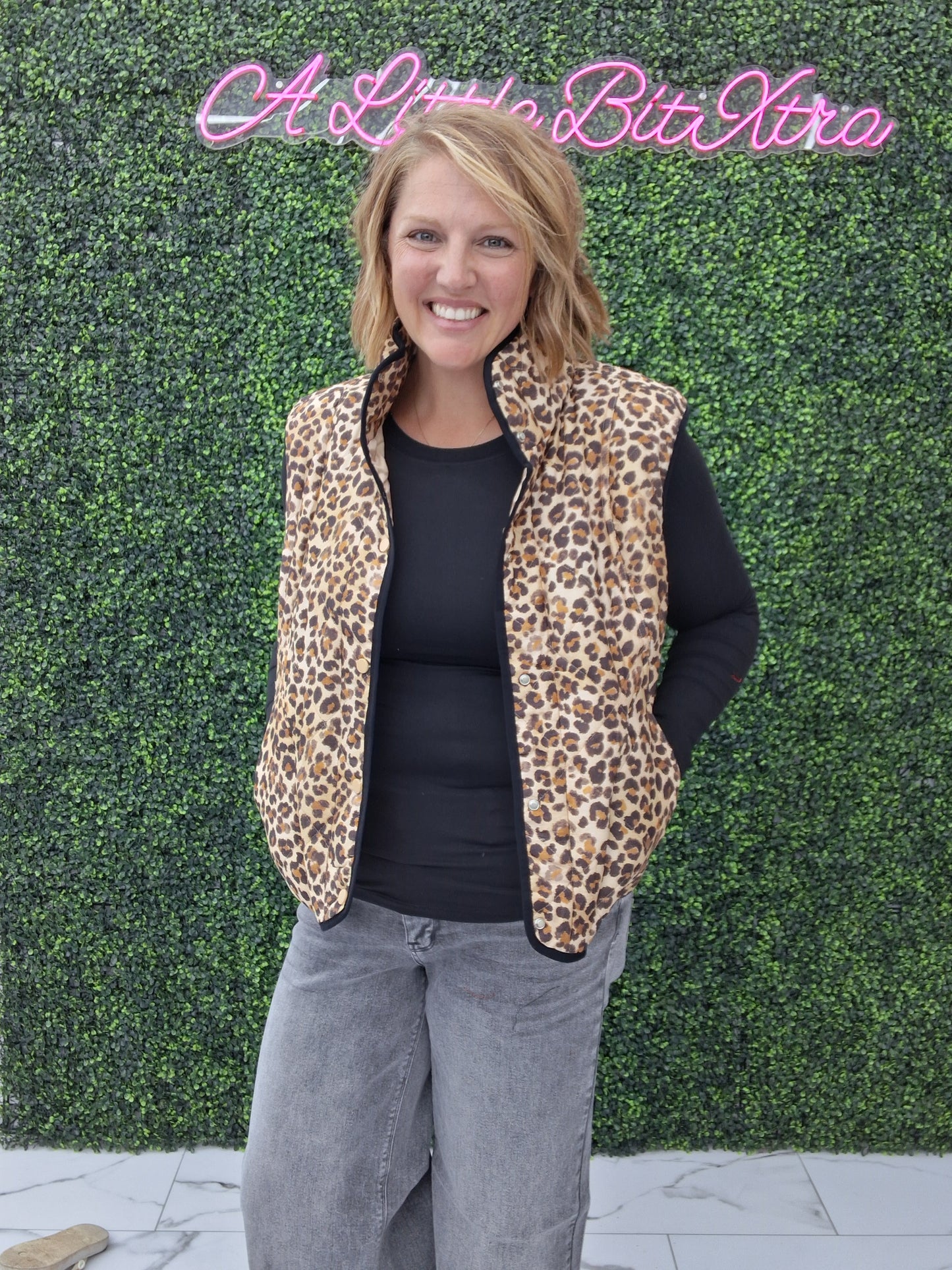 LEOPARD PRINT QUILTED VEST: LEOPARD/BLACK