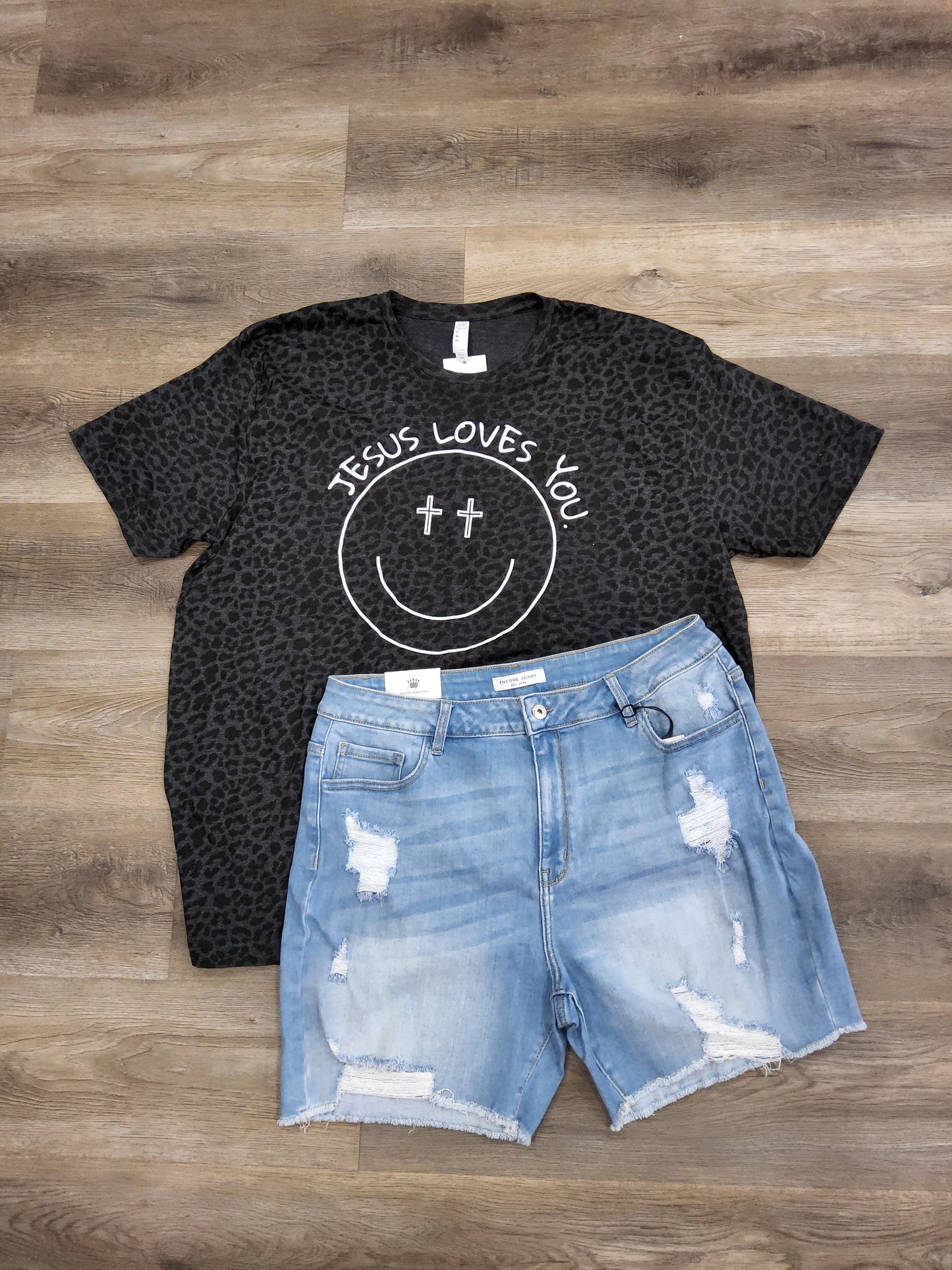 ENCORE LIGHT DISTRESSED JEAN SHORTS