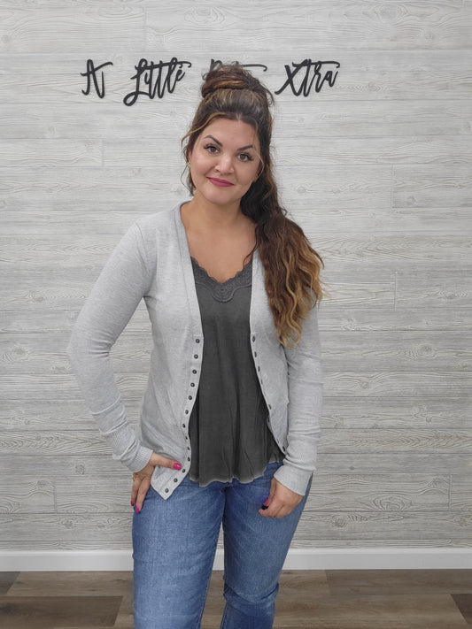 GREY BUTTON SNAP CARDIGAN